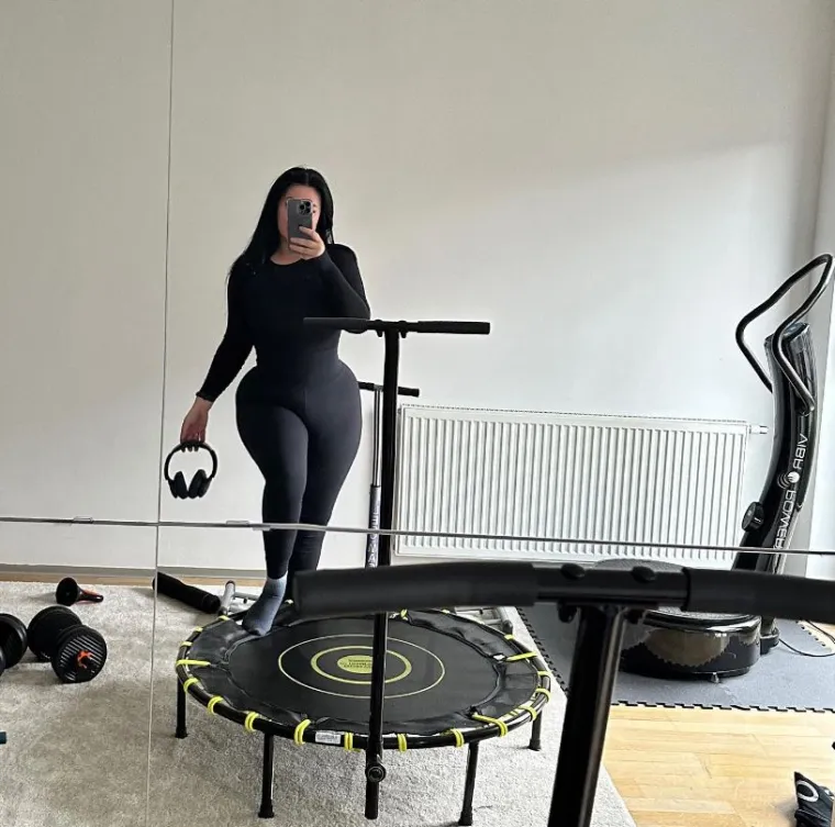 Bujna Slavonka Claudia Rivier nabacila oskudni badić, pa se pohvalila novim čizmama: 'Skini sve osim njih!'