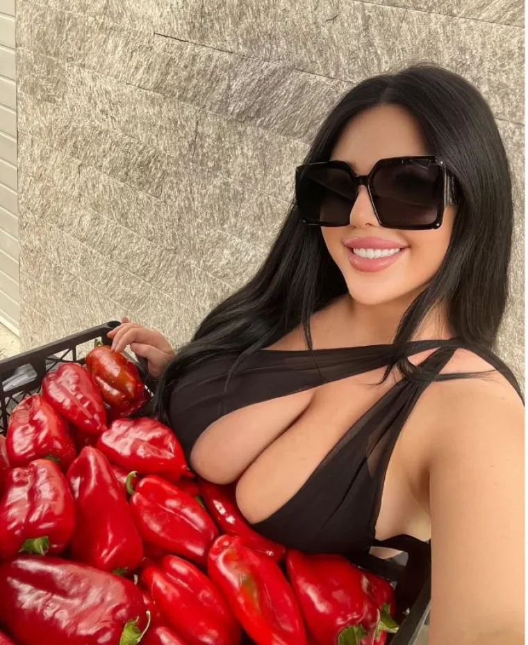 Bujna Slavonka Claudia Rivier nabacila oskudni badić, pa se pohvalila novim čizmama: 'Skini sve osim njih!'