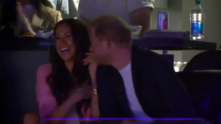 
Bilo je to njihovo prvo pojavljivanje u javnosti u posljednjih mjesec dana i nakon što su objavili da Meghan neće doći na krunidbu Harryjeva oca, kralja Charlesa u Veliku Britaniju, na koju će on sam ići. Tisuće su im počele pljeskati i klicati, potičući ih na poljubac i Harry se tada nagnuo s namjerom da poljubi suprugu, ali ona se nasmijala i zgrabila ga za ruku umjesto da udovolji gomili, nakon čega se on naglo uozbiljio. U galeriji pogledajte kako je izgledao taj pomalo neugodan trenutak na tribinama...