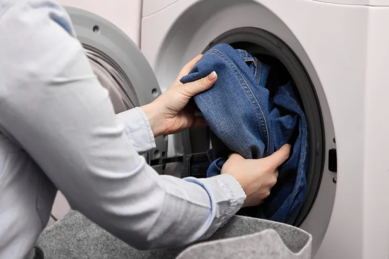 Ako niste spremni voditi se ovom preporukom, optimalan interval između dvaju pranja je razdoblje od dva do šest mjeseci, ovisno o tome koliko često se nose traperice i od pojedinačnih karakteristika vašeg tijela.