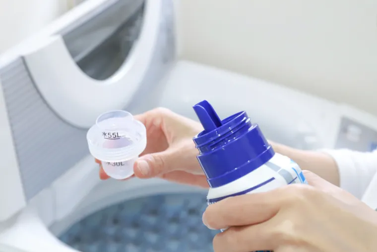 Omekšivač ne sipajte odmah na počeku pranja, pričekajte da perilica prođe prvi ciklus pranja i tek nakon što uzme vodu za sljedeći krug, ubacite u nju omekšivač. 