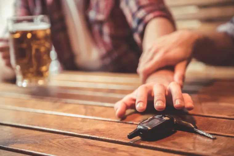 Dr. Fiona Sim, glavna medicinska savjetnica udruge Drinkaware, rekla je da količina alkohola u krvotoku ovisi o tri stvari: količini koju konzumirate, vremenskom razdoblju i brzini kojom ga se tijelo rješava. Alkohol napušta vaše tijelo brzinom od oko jedne jedinice na sat, ali to može varirati od osobe do osobe.