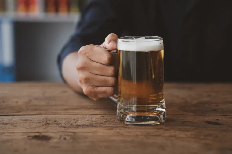 Vaša veličina, spol, stanje jetre, metabolizam, jeste li pod stresom i koliko ste pojeli mogu utjecati na to koliko brzo ili sporo vaše tijelo može preraditi alkohol. I ne postoji test koji bi vam dao te odgovore, stoga stručnjaci kažu da je najbolje u potpunosti izbjeći rizik od vožnje pod utjecajem alkohola.