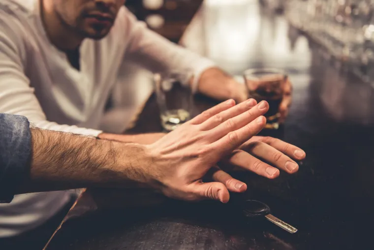 Iz Drinkawarea upozoravaju da čak i male količine alkohola mogu utjecati na vašu sposobnost vožnje i ne postoji siguran način da pijete i ostanete unutar ograničenja. &quot;Savjet policije je jasan: potpuno izbjegavajte alkohol ako namjeravate voziti. Budući da ne postoji način da ubrzate vrijeme potrebno vašem tijelu da obradi alkohol u vašem sustavu, ne postoji siguran način koji garantira da će sav alkohol koji ste popili nestati do trenutka kada se probudite sljedeći dan&quot;, istaknuli su.
