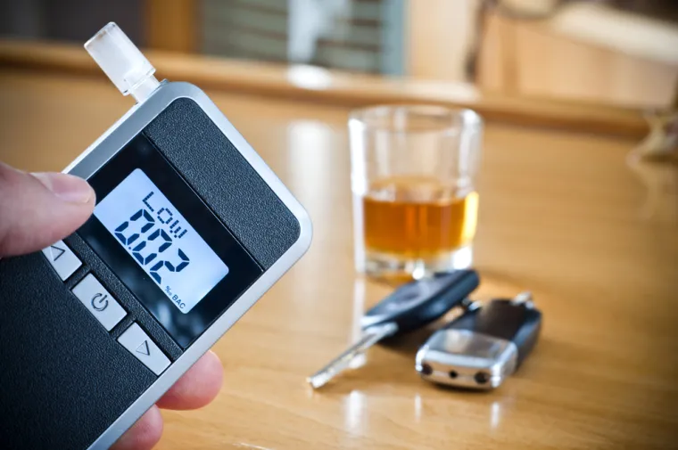 Postoje aplikacije koje možete preuzeti kako biste pratili jedinice alkohola tijekom noćnog izlaska, a bilo bi dobro da nabavite kućni alkometar prije nego sjedne za vola svog automobila.