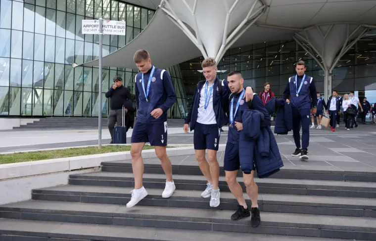 Juniori Hajduka dan nakon poraza u finalu Lige prvaka sletjeli u splitsku zračnu luku