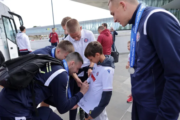 Juniori Hajduka dan nakon poraza u finalu Lige prvaka sletjeli u splitsku zračnu luku