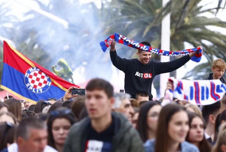Spektakularne fotografije splitske Rive iz zraka! Juniorima Hajduka navijači pripremili vatreni doček!