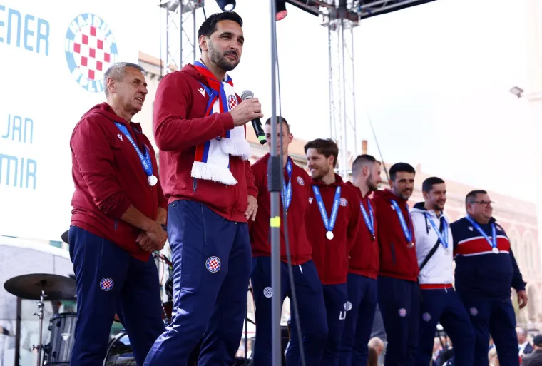 Spektakularne fotografije splitske Rive iz zraka! Juniorima Hajduka navijači pripremili vatreni doček!