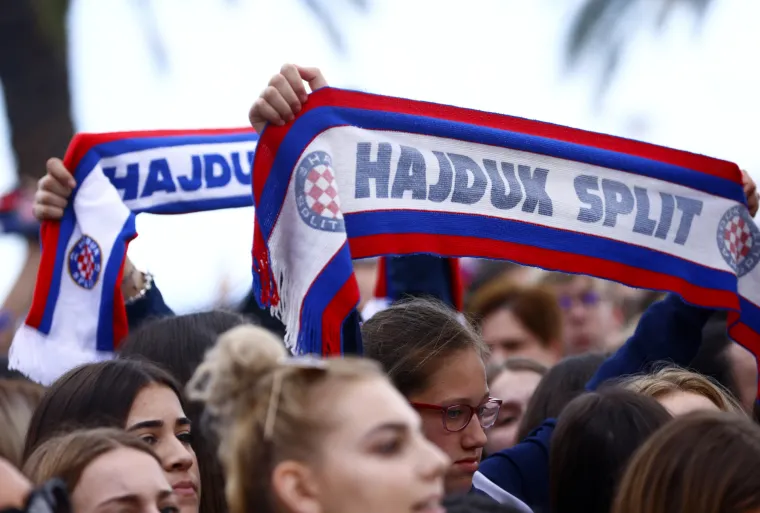 Spektakularne fotografije splitske Rive iz zraka! Juniorima Hajduka navijači pripremili vatreni doček!