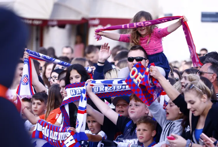 Spektakularne fotografije splitske Rive iz zraka! Juniorima Hajduka navijači pripremili vatreni doček!