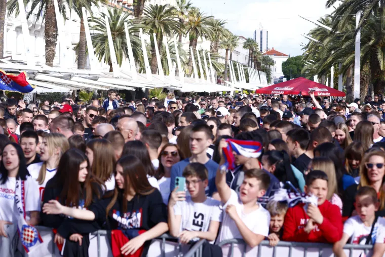 Spektakularne fotografije splitske Rive iz zraka! Juniorima Hajduka navijači pripremili vatreni doček!