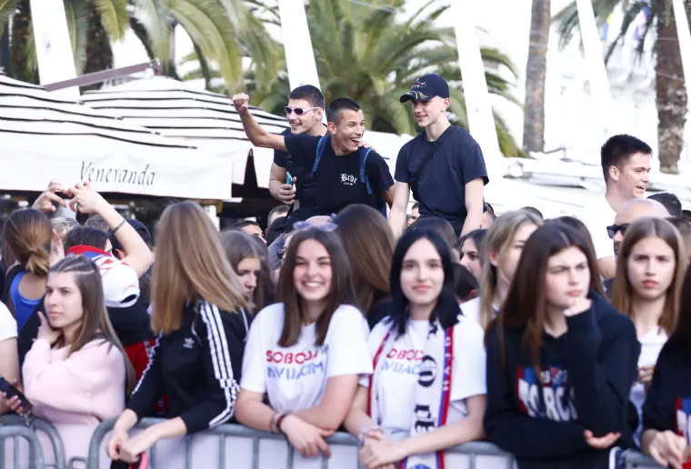 Spektakularne fotografije splitske Rive iz zraka! Juniorima Hajduka navijači pripremili vatreni doček!