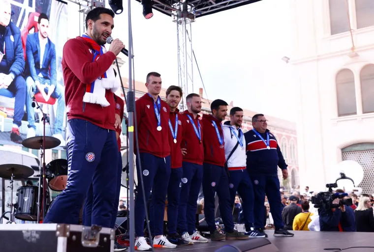 Spektakularne fotografije splitske Rive iz zraka! Juniorima Hajduka navijači pripremili vatreni doček!