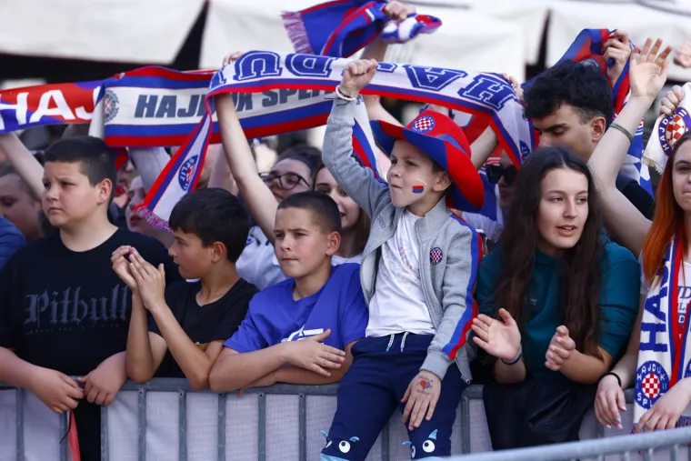 Spektakularne fotografije splitske Rive iz zraka! Juniorima Hajduka navijači pripremili vatreni doček!