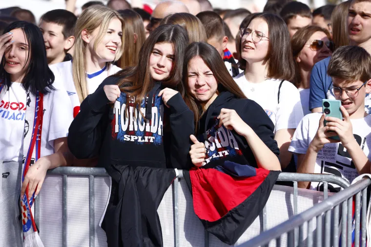 Spektakularne fotografije splitske Rive iz zraka! Juniorima Hajduka navijači pripremili vatreni doček!