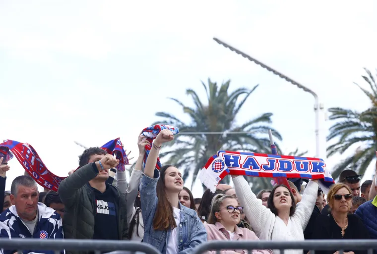 Spektakularne fotografije splitske Rive iz zraka! Juniorima Hajduka navijači pripremili vatreni doček!