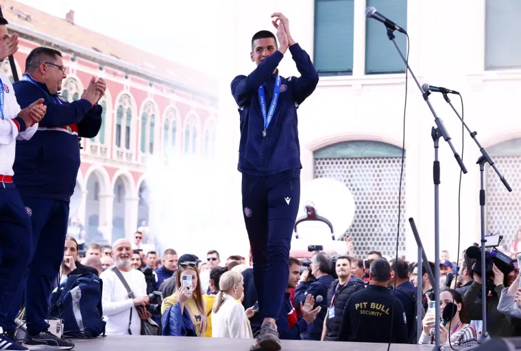 Spektakularne fotografije splitske Rive iz zraka! Juniorima Hajduka navijači pripremili vatreni doček!