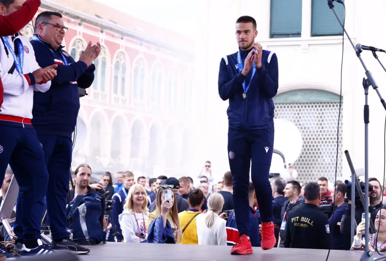 Nekoliko tisuća navijača priredilo veličanstven doček mladim hajdukovcima: Ludilo je započelo legendarnom pjesmom