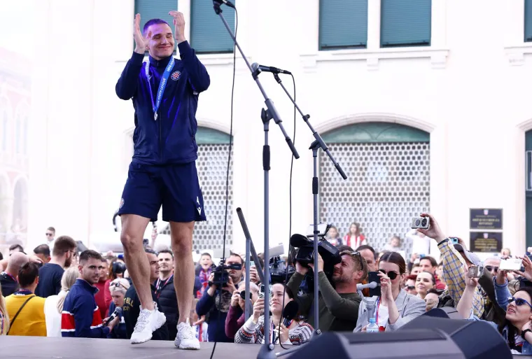 Nekoliko tisuća navijača priredilo veličanstven doček mladim hajdukovcima: Ludilo je započelo legendarnom pjesmom