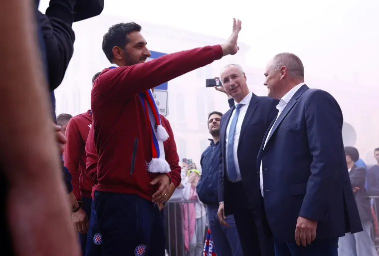 Nekoliko tisuća navijača priredilo veličanstven doček mladim hajdukovcima: Ludilo je započelo legendarnom pjesmom