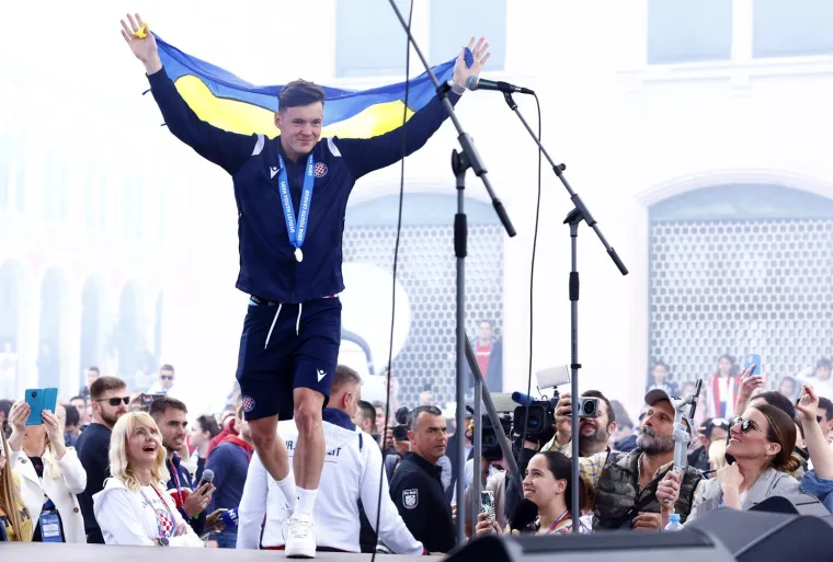 Nekoliko tisuća navijača priredilo veličanstven doček mladim hajdukovcima: Ludilo je započelo legendarnom pjesmom