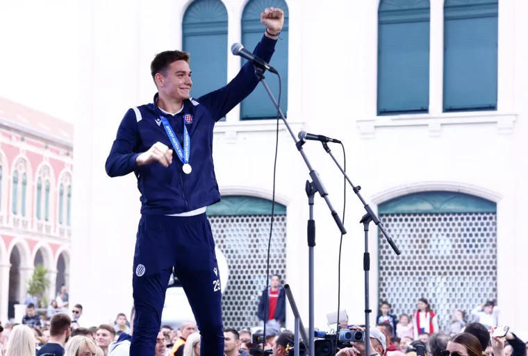 Vi&scaron;e od 5000 ljudi na veličanstvenom dočeku juniora Hajduka u gradu pod Marjanom