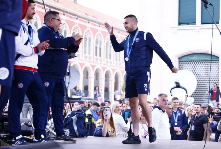 Vi&scaron;e od 5000 ljudi na veličanstvenom dočeku juniora Hajduka u gradu pod Marjanom