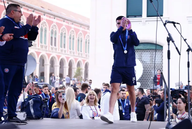 Vi&scaron;e od 5000 ljudi na veličanstvenom dočeku juniora Hajduka u gradu pod Marjanom