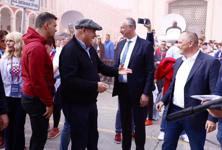 Vi&scaron;e od 5000 ljudi na veličanstvenom dočeku juniora Hajduka u gradu pod Marjanom