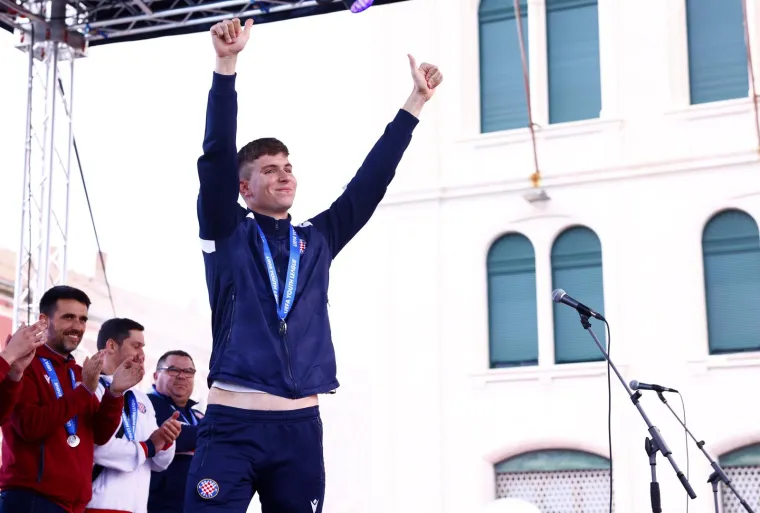 Vi&scaron;e od 5000 ljudi na veličanstvenom dočeku juniora Hajduka u gradu pod Marjanom