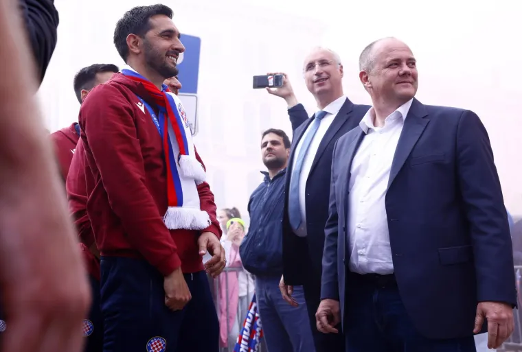 Vi&scaron;e od 5000 ljudi na veličanstvenom dočeku juniora Hajduka u gradu pod Marjanom