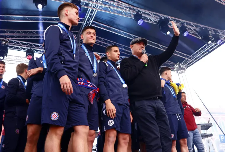 Vi&scaron;e od 5000 ljudi na veličanstvenom dočeku juniora Hajduka u gradu pod Marjanom