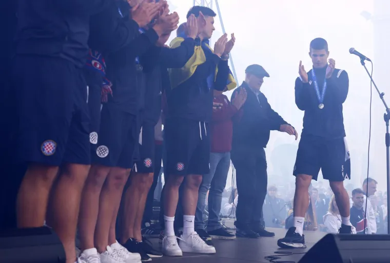 Vi&scaron;e od 5000 ljudi na veličanstvenom dočeku juniora Hajduka u gradu pod Marjanom