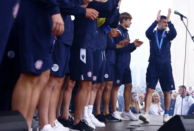 Vi&scaron;e od 5000 ljudi na veličanstvenom dočeku juniora Hajduka u gradu pod Marjanom