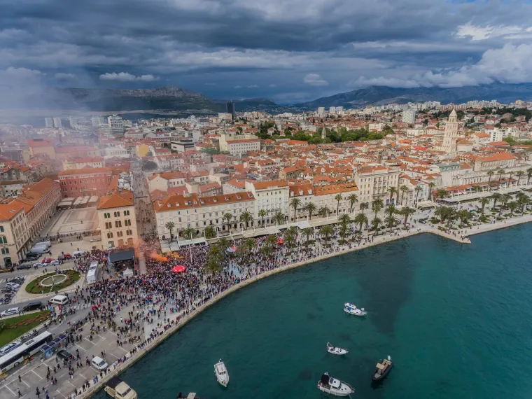 Spektakularne fotografije iz zraka na Rivu dok je trajao doček juniora Hajduka