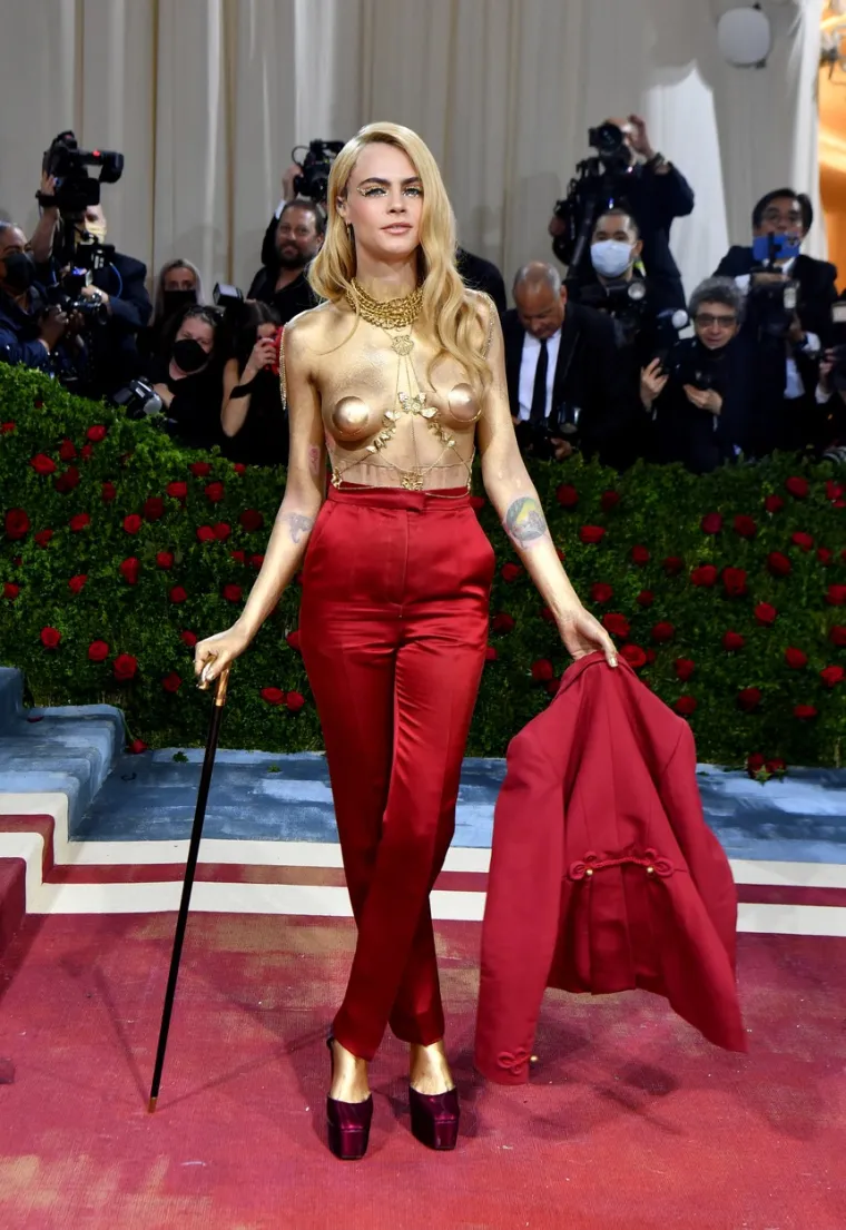 Cara Delevingne je izlazila s brojnim ljudima. Njezini ljubavnici bili su Harry Styles, Jake Bugg, kao i glumica Ashley Benson. Govoreći o svojim seksualnim preferencijama, manekenka kaže da se kloni etiketa i da je njena ljubav vezana uz osobu.