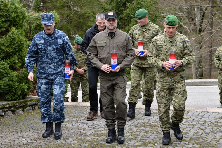 Pukni puško! Predsjednik je nedavno pucao iz kubure, a sad se i ministar Banožić latio oružja