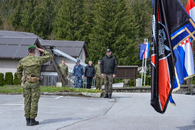 Pukni puško! Predsjednik je nedavno pucao iz kubure, a sad se i ministar Banožić latio oružja
