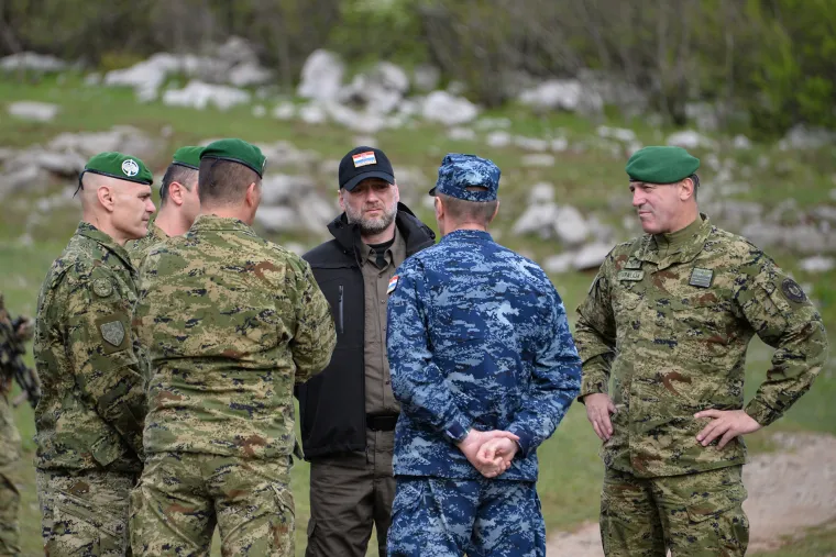 Pukni puško! Predsjednik je nedavno pucao iz kubure, a sad se i ministar Banožić latio oružja
