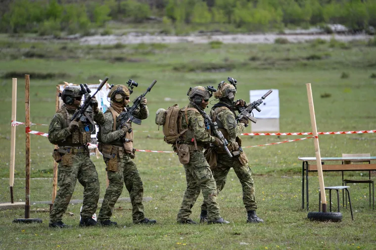 Pukni puško! Predsjednik je nedavno pucao iz kubure, a sad se i ministar Banožić latio oružja