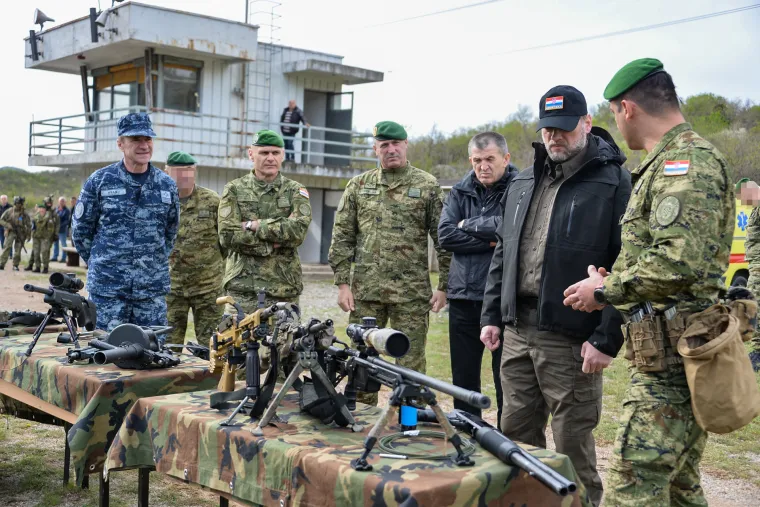 Pukni pu&scaron;ko! Predsjednik je nedavno pucao iz kubure, a sad se i ministar Banožić latio oružja