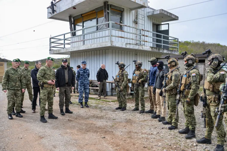 Pukni pu&scaron;ko! Predsjednik je nedavno pucao iz kubure, a sad se i ministar Banožić latio oružja