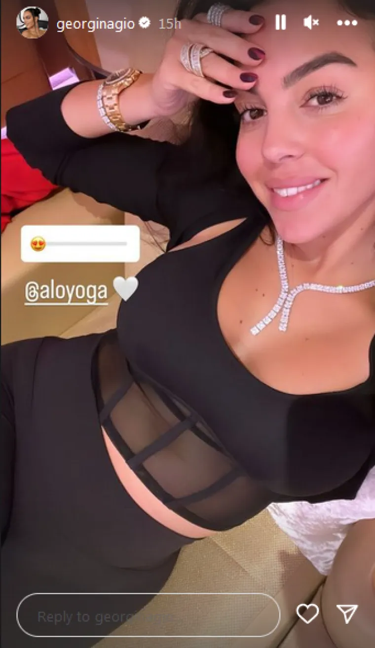 Georgina je također objavila i fotografiju na kojoj ističe svoj struk i mini korzet te dijamantnu ogrlicu, a cijeli &scaron;ou su ukrale njezine bujne grudi.