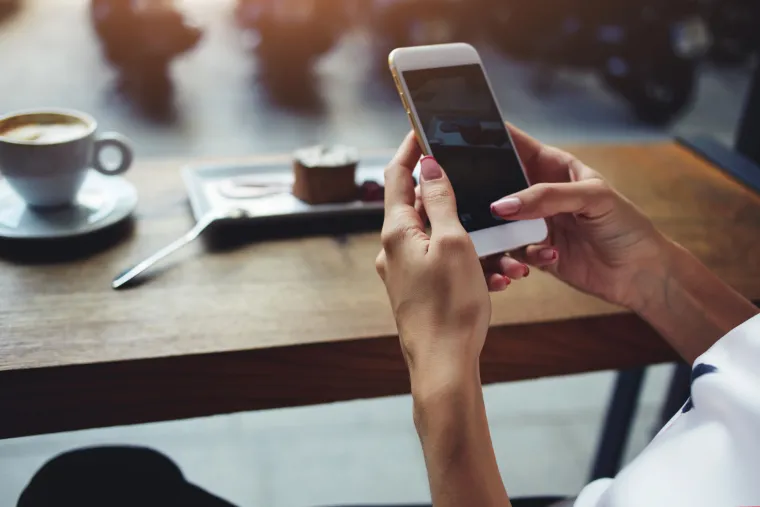 12. Vaš pametni telefon:Apple tvrdi da je u redu koristiti dezinfekcijske maramice za čišćenje telefona, ali upozorava da morate biti nježni i držati se tvrdih vanjskih površina, pazeći da tekućina ne ode unutar otvora za punjenje ili drugih otvora. Samsung također kaže da su dezinficijensi u redu, ali preporučuje da se nanose krpom od mikrovlakana. 