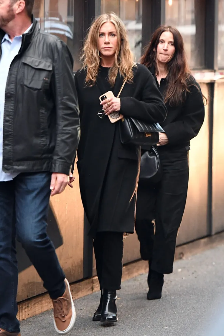 Jennifer Aniston uhvaćena s bivšim mužem: Kad su se ugledali, pao je nježan zagrljaj, a glumac je zbog jednog ispao pravi romantik