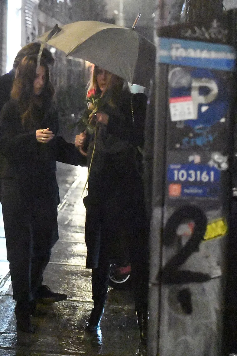 Jennifer Aniston uhvaćena s biv&scaron;im mužem: Kad su se ugledali, pao je nježan zagrljaj, a glumac je zbog jednog ispao pravi romantik