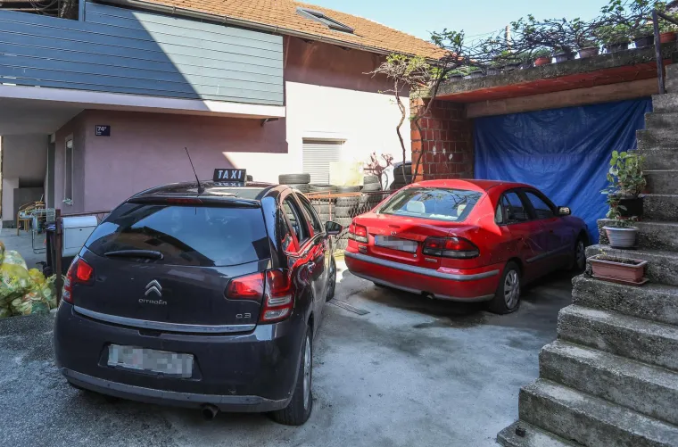 Ovo je mjesto gdje je noćas grunula ručna bomba, kraj kuće u kojoj živi obitelj s troje djece