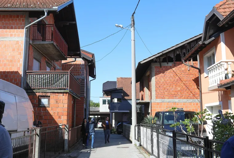 Ovo je mjesto gdje je noćas grunula ručna bomba, kraj kuće u kojoj živi obitelj s troje djece