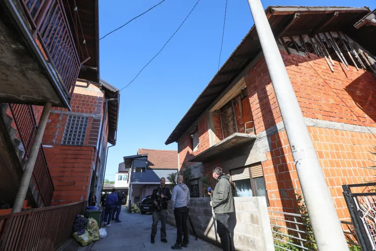 Ovo je mjesto gdje je noćas grunula ručna bomba, kraj kuće u kojoj živi obitelj s troje djece
